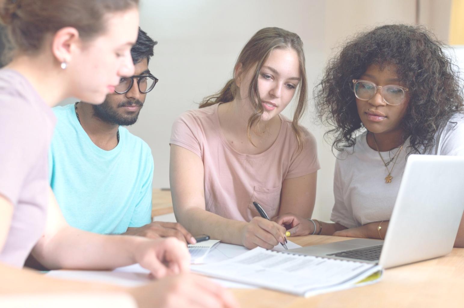 Session de formation pratique sur la gestion budgétaire avec documents financiers